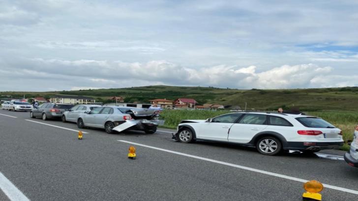 FOTO | Accident cu patru maşini la intrare în Cluj-Napoca! Trei persoane au ajuns la spital