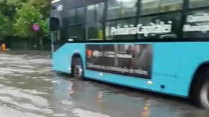  Capitala, sub ape. Străzi inundate după o ploaie torențială. Imagini spectaculoase. Reacția Apa Nova