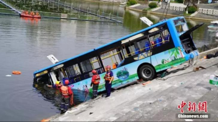 Ipoteză ȘOCANTĂ: Accidentul din China soldat cu 21 de morți, provocat INTENȚIONAT de șoferul autobuzului