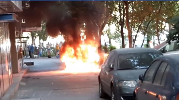 Mașină în flăcări, în Capitală. Martorii, speriați de explozie