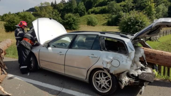 Accident dramatic în județul Suceava, trei oamenin răniți de buștenii căzuți dintr-o remorcă 1