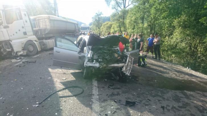 Accident teribil în județul Suceava, un autoturism spulberat de un TIR