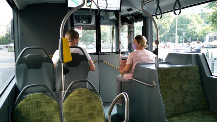 Interior autobuz cu călători - imagine de arhivă