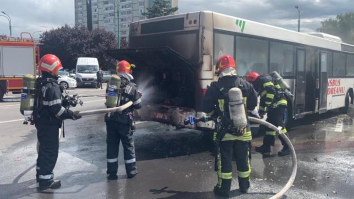 VIDEO+FOTO/ Pericol de explozie: autobuz în flăcări la Brașov! 10 călători s-au autoevacuat