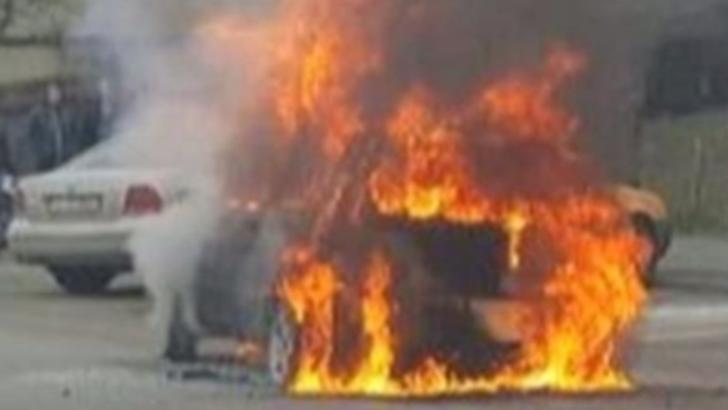 Autoturism în flăcări, în Pitești. Intervenție în forță a pompierilor