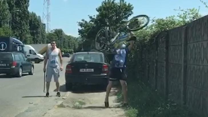 VIDEO Un șofer nervos s-a repezit la un biciclist cu ranga și i-a aruncat bicicleta