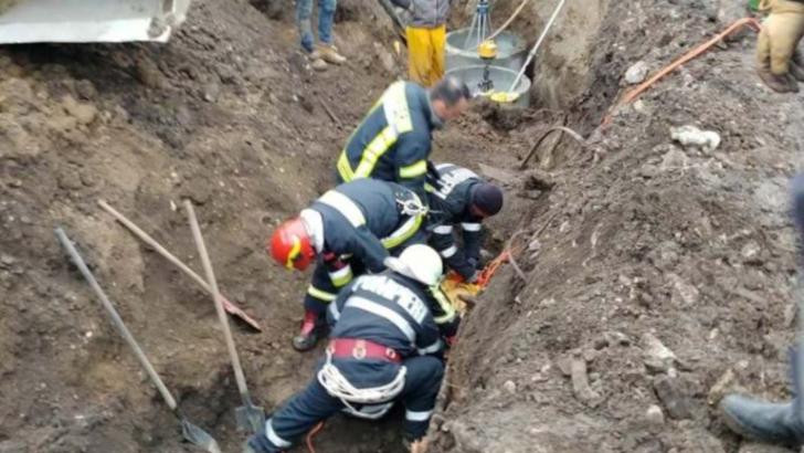 UPDATE: Unul dintre cei 3 muncitori din Dâmbovița prinși sub un mal de pământ a murit. Ceilalți doi sunt la spital