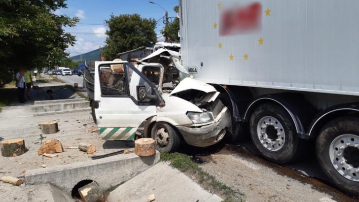 FOTO/ O mașină a intrat sub un TIR, în Urișor, județul Cluj