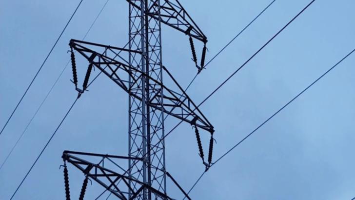 Gest șocant al unui bărbat din județul Suceava: s-a urcat pe un stâlp de electricitate și amenință că se aruncă în gol!