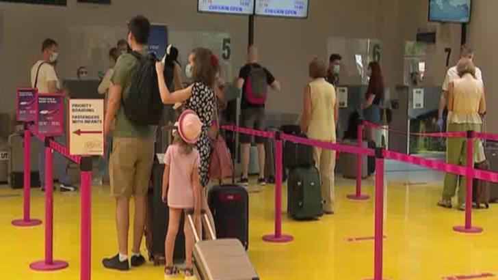 Turiștii români se reorientează: cu avionul spre Grecia de teama cozilor din vamă