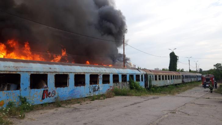 FOTO + VIDEO Incendiu în zona Giulești, arde o garnitură de tren dezafectată