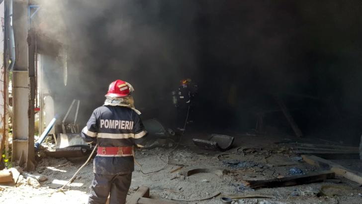 Incendiu violent la o fostă termocentrală din județul Dâmbovița, s-a emis RO-ALERT 