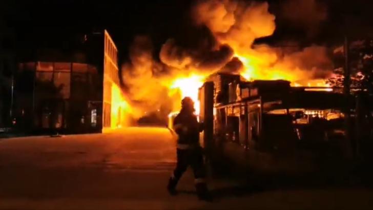 Incendiu violent, la un depozit din Iași. Locatarii unui bloc din apropiere, evacuați. S-a emis mesaj RO-ALERT