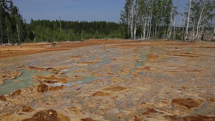 VIDEO Ce poate face poluarea. Sălbăticia munților Urali, arsă de acid și transformată în peisaj marțian 