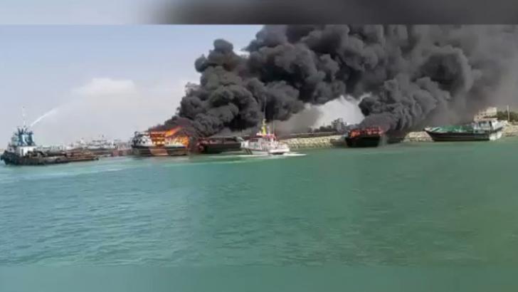 Incendiu de amploare în Iran! Șapte nave au luat foc. Numeroase echipaje de pompieri acționează pentru stingerea focului