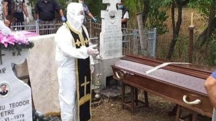 FOTO Un preot din Olt a venit la înmormântare în combinezon anti-COVID