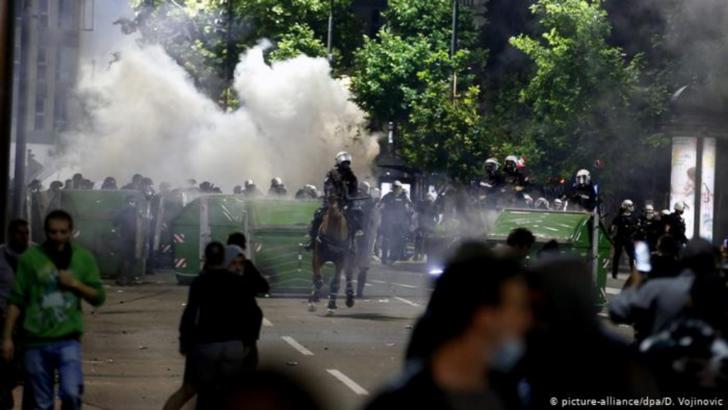 Haos și violențe la Belgrad, autoritățile au anunțat că nu mai introduc restricții, dar au intervenit cu gaze lacrimogene