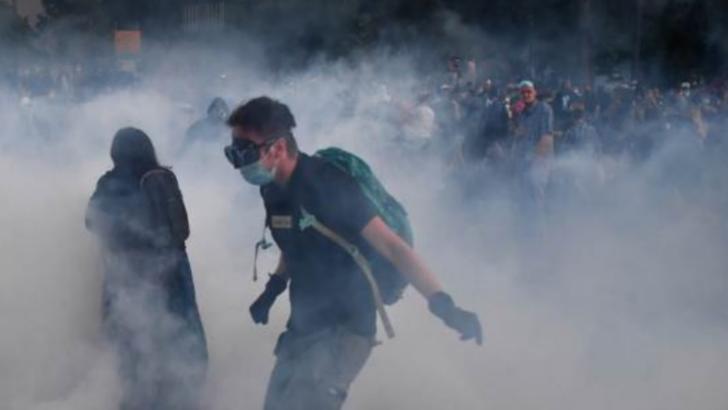 Haos și violențe la Belgrad, autoritățile au anunțat că nu mai introduc restricții, dar au intervenit cu gaze lacrimogene