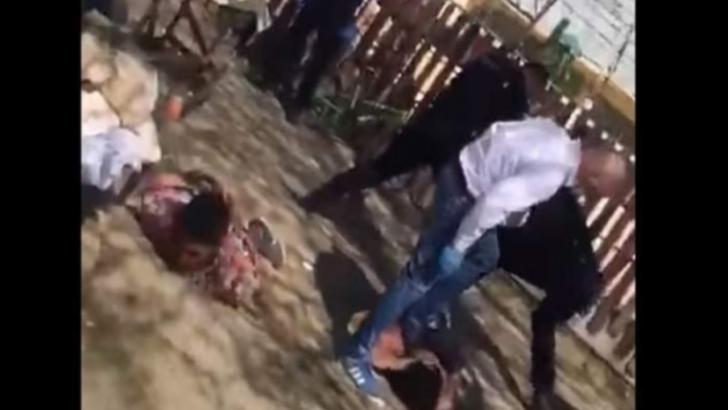 Șeful de post filmat când bătea un bărbat imobilizat la pământ este în continuare în funcție