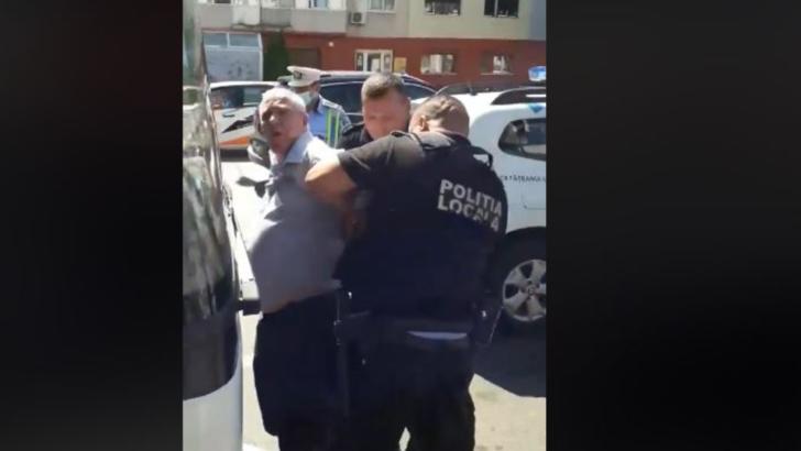 SCANDAL în Bacău: Șofer de autobuz, încătușat pentru că nu purta mască, de doi polițiști fără mască 