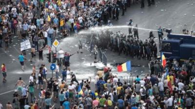 Filmul evenimentelor din 10 august, la 5 ani de la violențe - 100.000 de români au protestat în Piața Victoriei