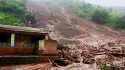 INUNDAȚII și alunecări de teren în India. Cel puțin 13 persoane au murit și altele au ajuns la spital