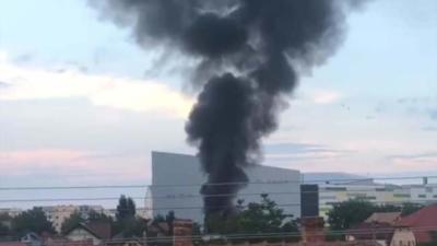 VIDEO Incendiu de proporții la Arad. Zece garaje s-au făcut scrum, coloană uriașă de fum