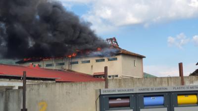 Incendiu de proporții la Piatra Neamț, la o fabrică de pâine