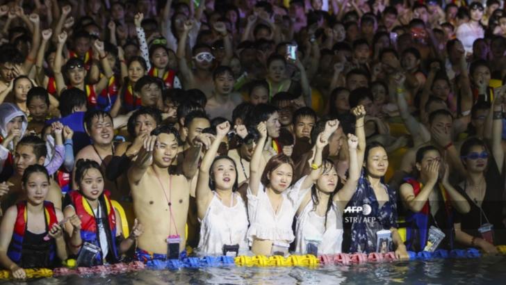 Imagini care au stârnit revolta: Petrecere cu mii de oameni și fără reguli de distanțare socială în Wuhan
