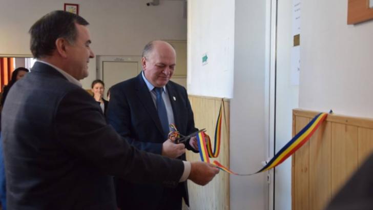 Dragoș Chitic, primarul care taie panglici la WC-uri de școală, țintește către un nou mandat. Inaugurare cu fast, la mâna a doua 