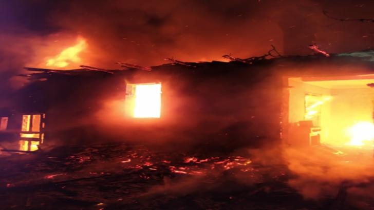O familie cu trei copii a rămas fără acoperiș deasupra capului în urma unui incendiu