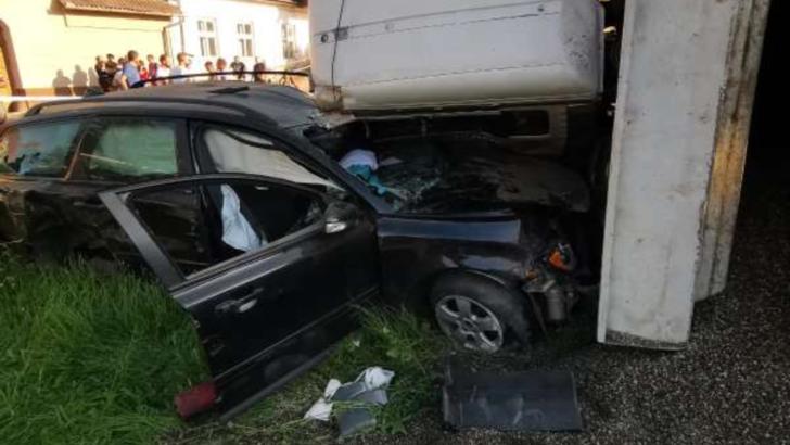 TIR răsturnat, la Bistrița. Mai multe autoturisme au fost avariate în urma carambolului creat