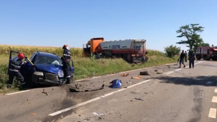 Pericol de EXPLOZIE în județul Botoșani: Cisternă încărcată cu 40 de tone de carburant, izbită din plin de un autoturism
