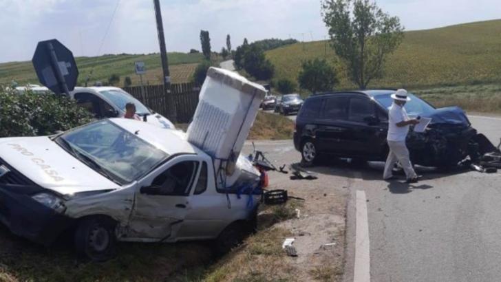 Ciocnire violentă pe o șosea din județul Botoșani, răniți salvați de un pompieri