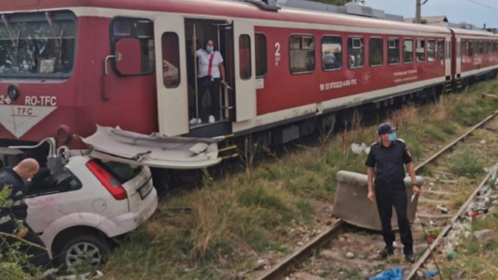 Accident tragic în Ploiești. Un mort și un rănit grav, după ce un tren a lovit un autoturism