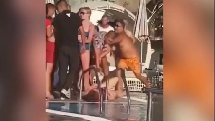 VIDEO Bătaie între două tinere, la piscină, în văzul a zeci de oameni