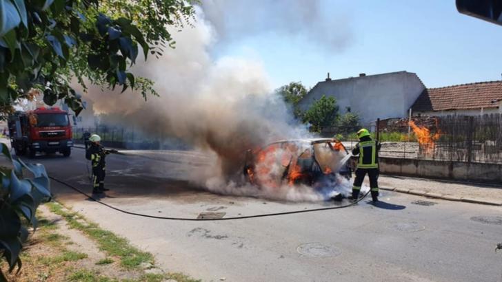 FOTO/ A ars ca o torță: Maşină distrusă de flăcări în municipiul Satu Mare! 