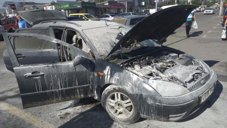 O mașină a luat foc în mers în Bârlad