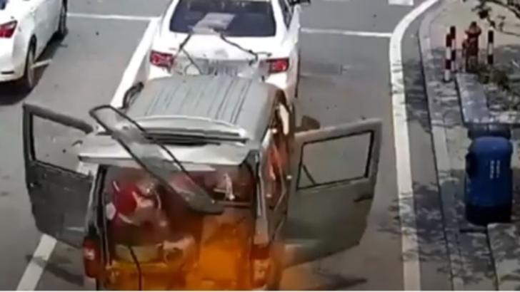 Un microbuz a explodat când șoferul a vrut să-și aprindă o țigară la bricheta mașinii