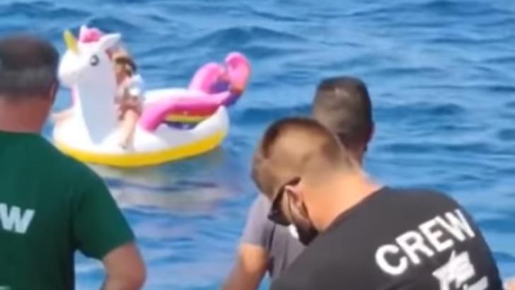 Fetiță de 4 ani, dusă de valuri pe un unicorn gonflabil în larg, salvată de la înec de marinari