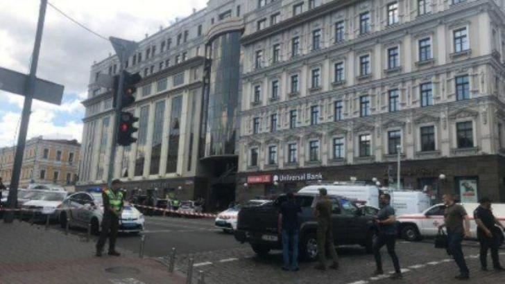 Bărbatul care a amenințat cu bombă și a reținut o ostatică în banca din Kiev, Ucraina, a fost prins de polițiști Foto: Newsmaker.md