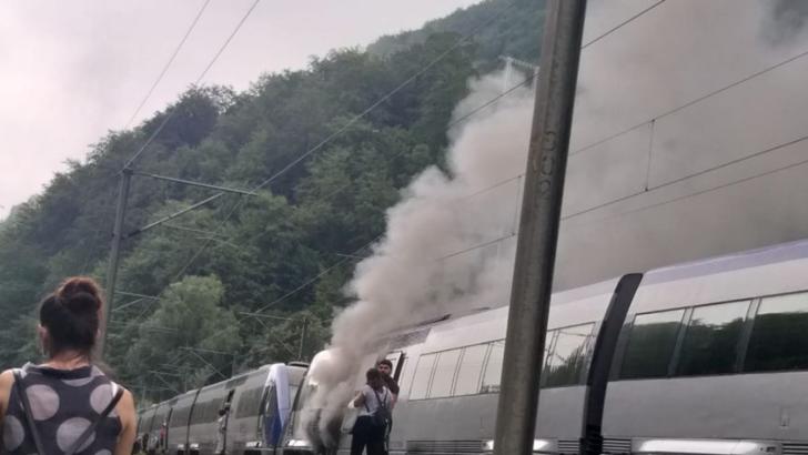 FOTO Incendiu într-un tren cu 200 de pasageri, în apropiere de Sinaia