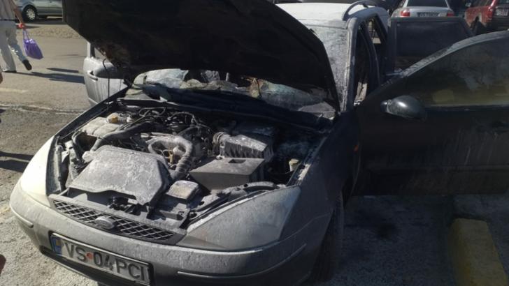 O mașină a luat foc în mers în Bârlad