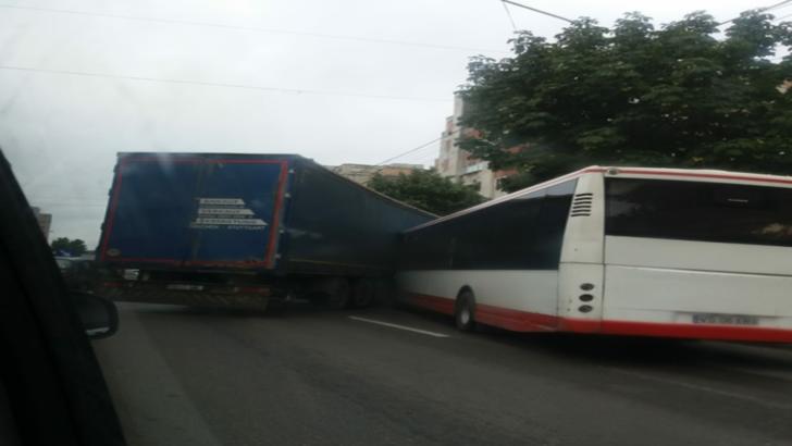 Autobuz de călători acroșat de TIR în municipiul Bârlad