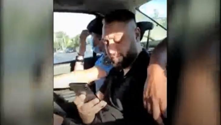 VIDEO Sfidare supremă, polițiști batjocoriți în mașina de interlopii pe care îi duceau la secție 