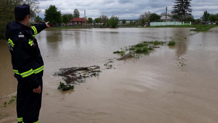Inundații și pene de curent la mai multe gospodării din județul Prahova