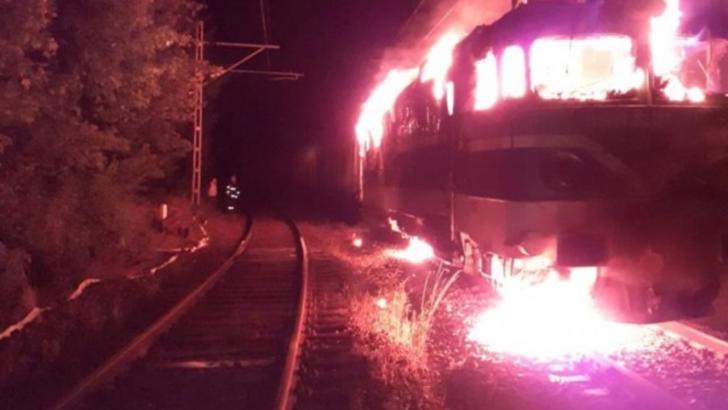FOTO Circulația feroviară, blocată între Brașov și Predeal, după ce o locomotivă a luat foc. Întârzieri de peste 3 ore ale trenurilor de călători