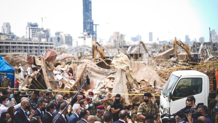 Emmanuel Macron, primul șef de stat străin în vizită în Beirut, Liban, după exploziile devastatoare din 4 august 2020 Foto: Twitter/Macron