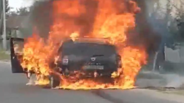 Imagini incredibile, pe o șosea din Argeș! O mașină a luat foc în mers