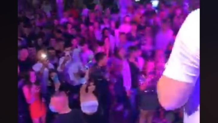VIDEO Concert cu sute de oameni, la Iași, fără măști și cu mesaje incitatoare la nerespectarea normelor